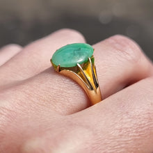Load image into Gallery viewer, Vintage 18ct Gold Chinese Jade Ring modelled
