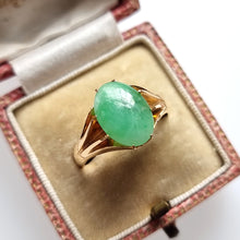 Load image into Gallery viewer, Vintage 18ct Gold Chinese Jade Ring in box
